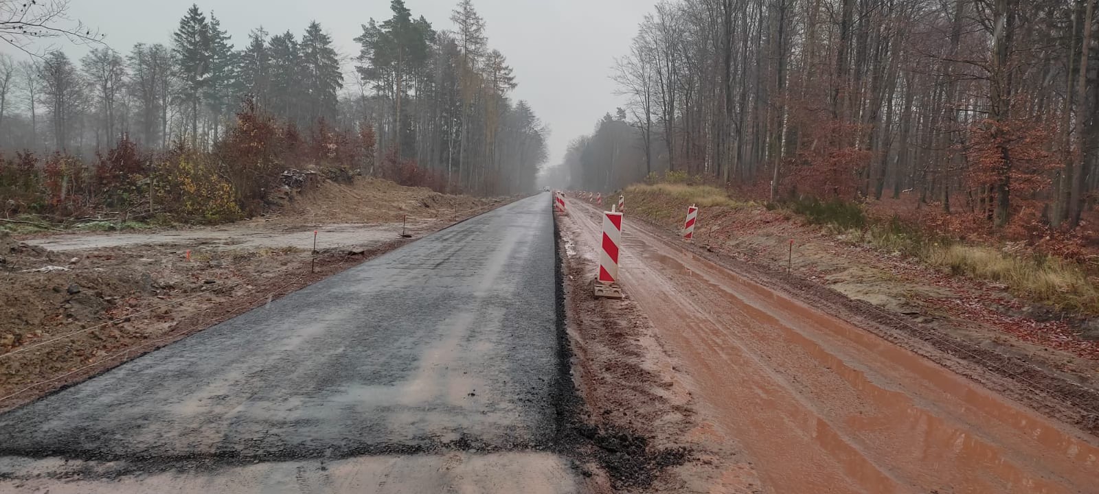 Przebudowa drogi wojewódzkiej nr 102 na półmetku. Prace postępują na całym odcinku Trzebiatów–Kołobrzeg