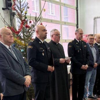 Strażacy, pracownicy i emerytowani funkcjonariusze spotkali się na uroczystej wigilii w KP PSP w Kamieniu Pomorskim