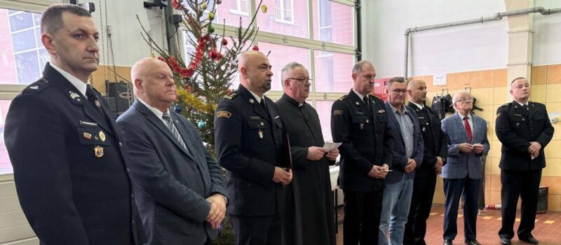 Strażacy, pracownicy i emerytowani funkcjonariusze spotkali się na uroczystej wigilii w KP PSP w Kamieniu Pomorskim Strażacy, pracownicy i emerytowani funkcjonariusze spotkali się na uroczystej wigilii w KP PSP w Kamieniu Pomorskim