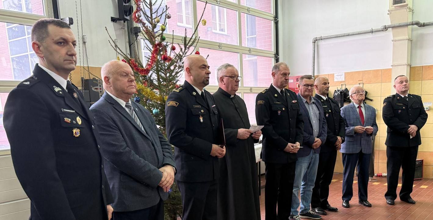 Strażacy, pracownicy i emerytowani funkcjonariusze spotkali się na uroczystej wigilii w KP PSP w Kamieniu Pomorskim