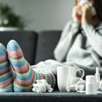 Nowe objawy Covid-19. Jak je rozpoznać w sezonie grypy i RSV?