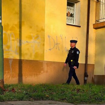 Komendant gonił wandali po ulicach! Jeden z nich wpadł prosto w jego ręce