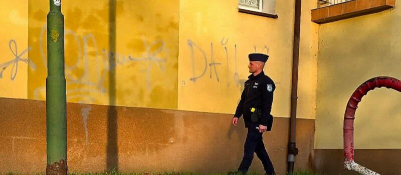 Komendant gonił wandali po ulicach! Jeden z nich wpadł prosto w jego ręce