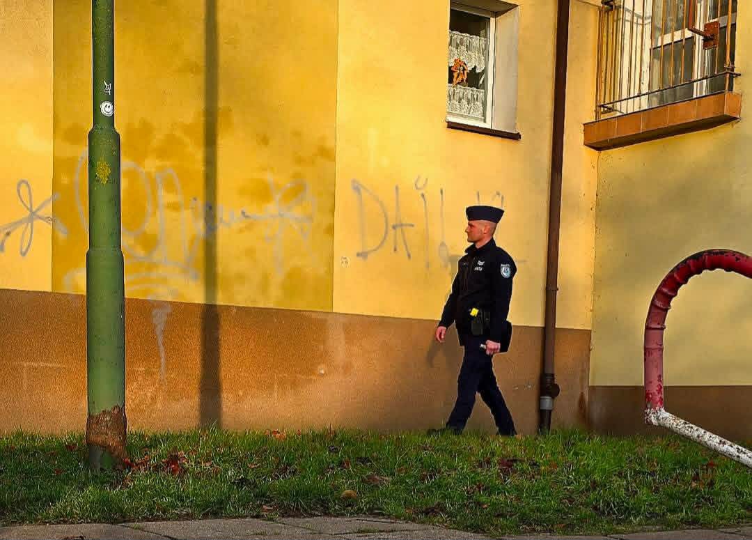 Komendant gonił wandali po ulicach! Jeden z nich wpadł prosto w jego ręce