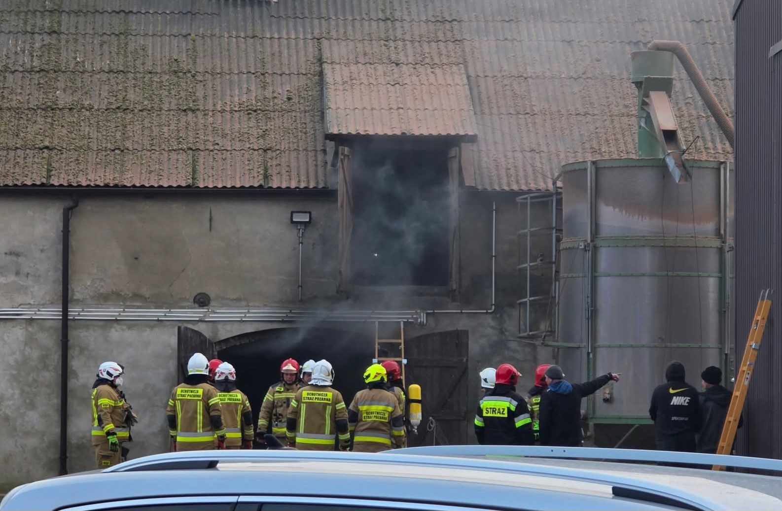 Pożar budynku w Upadłach. Silne zadymienie i duże siły straży pożarnej na miejscu