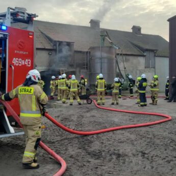 Pożar budynku w Upadłych. Silne zadymienie i duże siły straży pożarnej na miejscu