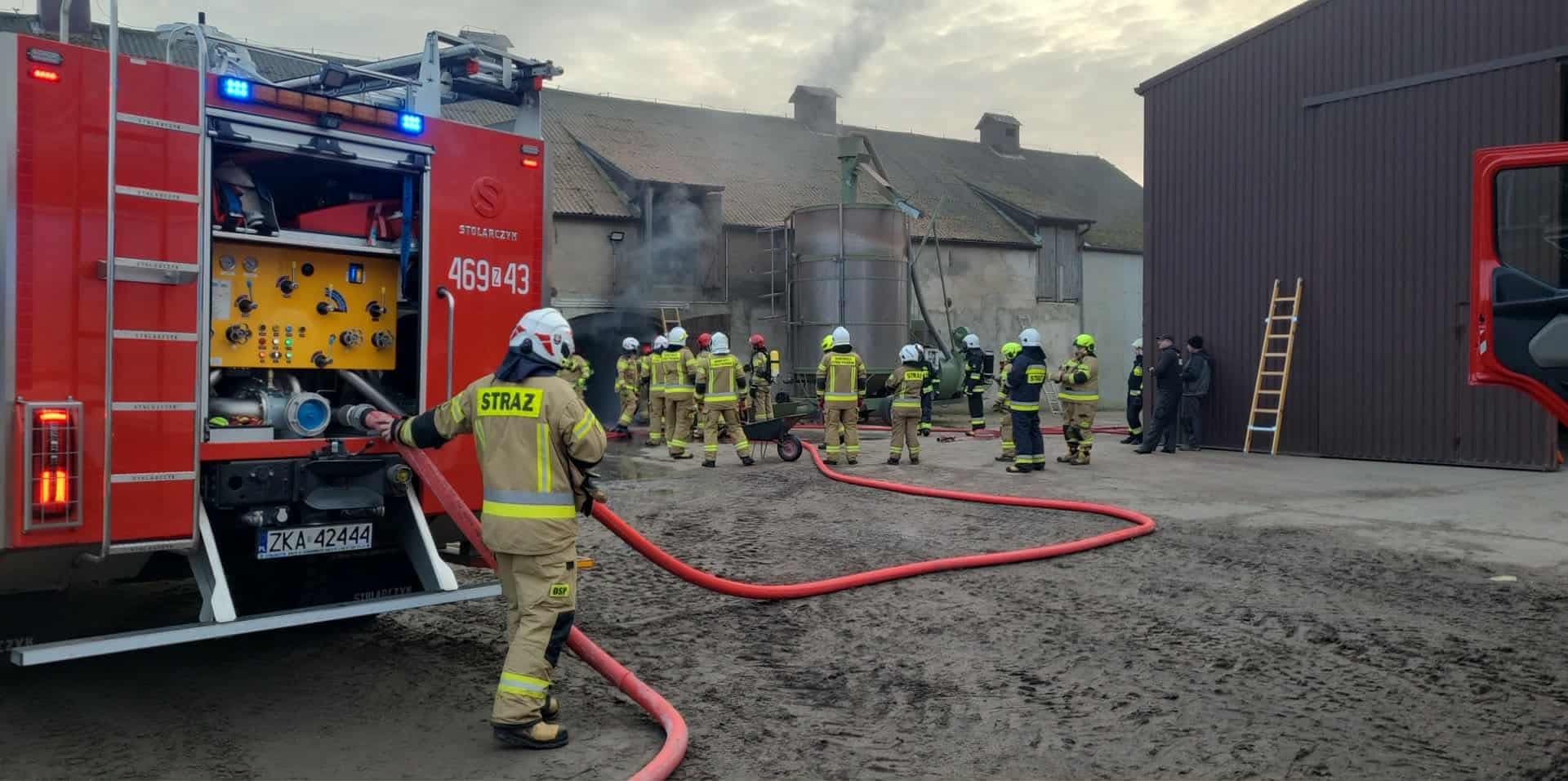 Pożar budynku w Upadłych. Silne zadymienie i duże siły straży pożarnej na miejscu