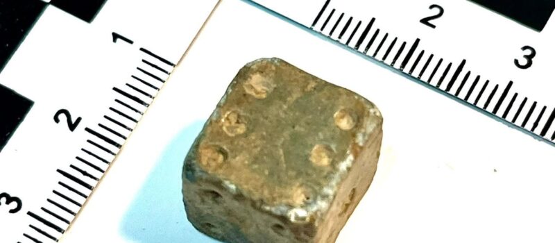 Mała bryła wielkiego losu. Kostka do gry odkryta w okolicach Połochowa Mała bryła wielkiego losu. Kostka do gry odkryta w okolicach Połochowa