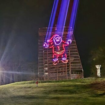 Świąteczna iluminacja na wieży wolińskiego parku robi wrażenie!