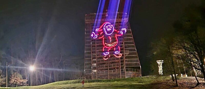 Świąteczna iluminacja na wieży wolińskiego parku robi wrażenie!