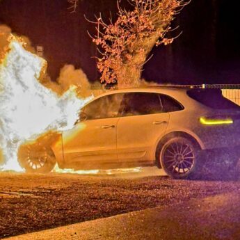 Wieczorny pożar w Międzywodziu. Porsche stanęło w płomieniach