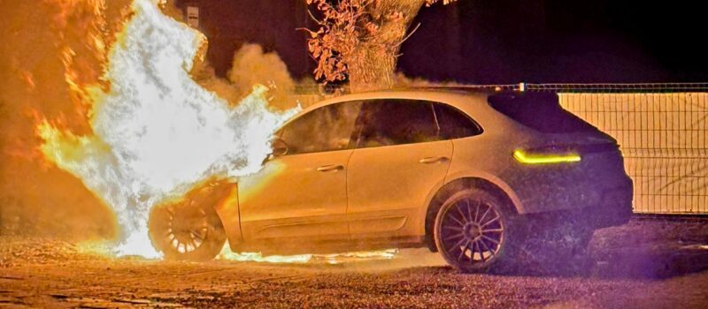 Wieczorny pożar w Międzywodziu. Porsche stanęło w płomieniach Wieczorny pożar w Międzywodziu. Porsche stanęło w płomieniach