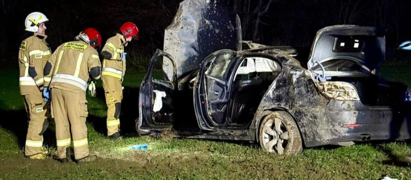 BMW wypadło z drogi w Krętlowie. Kierowca trafił do szpitala BMW wypadło z drogi w Krętlowie. Kierowca trafił do szpitala