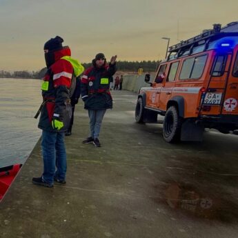 Nietypowa akcja służb w Dziwnowie. Trwają poszukiwania psa, który wpadł do wody