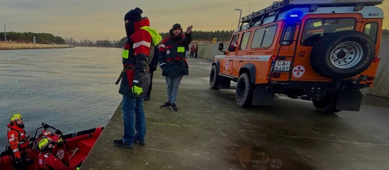 Nietypowa akcja służb w Dziwnowie. Trwają poszukiwania psa, który wpadł do wody Nietypowa akcja służb w Dziwnowie. Trwają poszukiwania psa, który wpadł do wody
