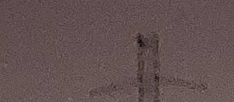 Trwają negocjacje ze znajdującym się na słupie mężczyzną