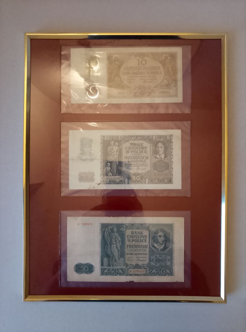 Antyczne banknoty w ramie