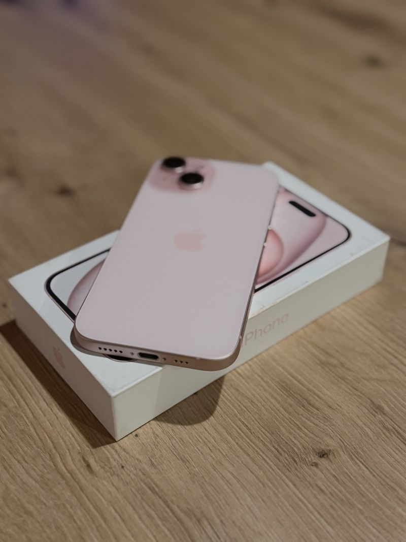 IPhone 15, różowy