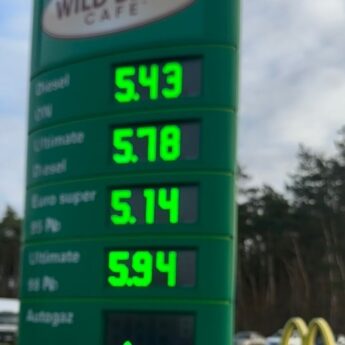 To nie oszustwo! Donald Tusk pokazał stację z paliwem za 5,14 zł!