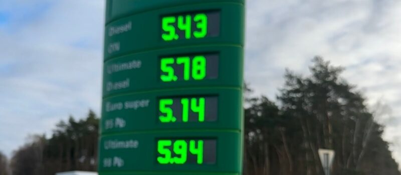 To nie oszustwo! Donald Tusk pokazał stację z paliwem za 5,14 zł!