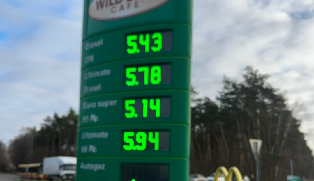 To nie oszustwo! Donald Tusk pokazał stację z paliwem za 5,14 zł!