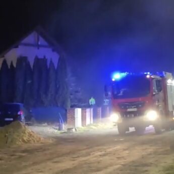 Alarm przy ul. Bolesława Prusa w Kamieniu Pomorskim. W domu wybuchł pożar sadzy