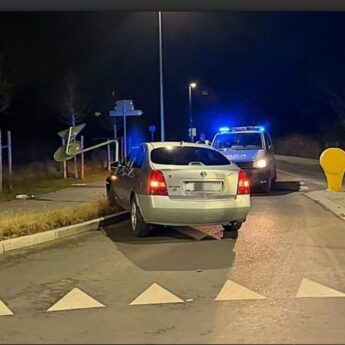 Pijany kierowca uciekał po kolizji w Wapnicy. Stracił panowanie nad autem i uderzył w znak