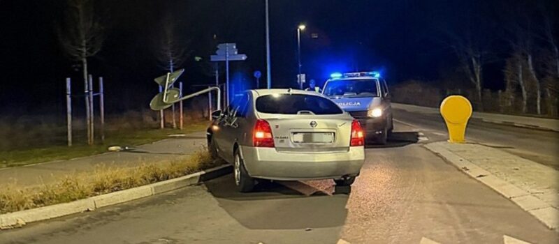 Pijany kierowca uciekał po kolizji w Wapnicy. Stracił panowanie nad autem i uderzył w znak