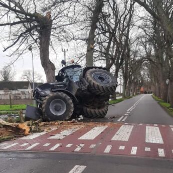Ciągnik rolniczy przewrócił się na drodze Wolin – Unin. Jedna osoba poszkodowana