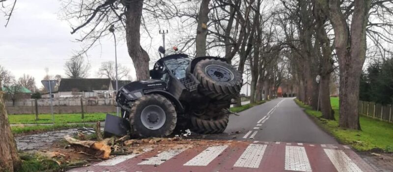 Ciągnik rolniczy przewrócił się na drodze Wolin – Unin. Jedna osoba poszkodowana Ciągnik rolniczy przewrócił się na drodze Wolin – Unin. Jedna osoba poszkodowana