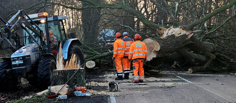 Uwaga kierowcy! Droga w kierunku Kamienia Pomorskiego i Świerzna zablokowana Uwaga kierowcy! Droga w kierunku Kamienia Pomorskiego i Świerzna zablokowana