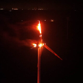 Pożar turbina wiatrowa w Skoszewie. Strażacy zabezpieczają teren!