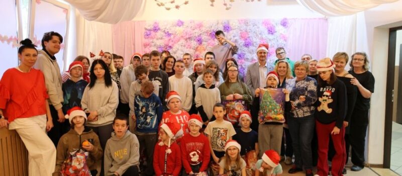 Mikołajkowa wizyta w placówkach opiekuńczych. Wicestarosta i przedstawiciele PCPR przekazali prezenty dzieciom Mikołajkowa wizyta w placówkach opiekuńczych. Wicestarosta i przedstawiciele PCPR przekazali prezenty dzieciom