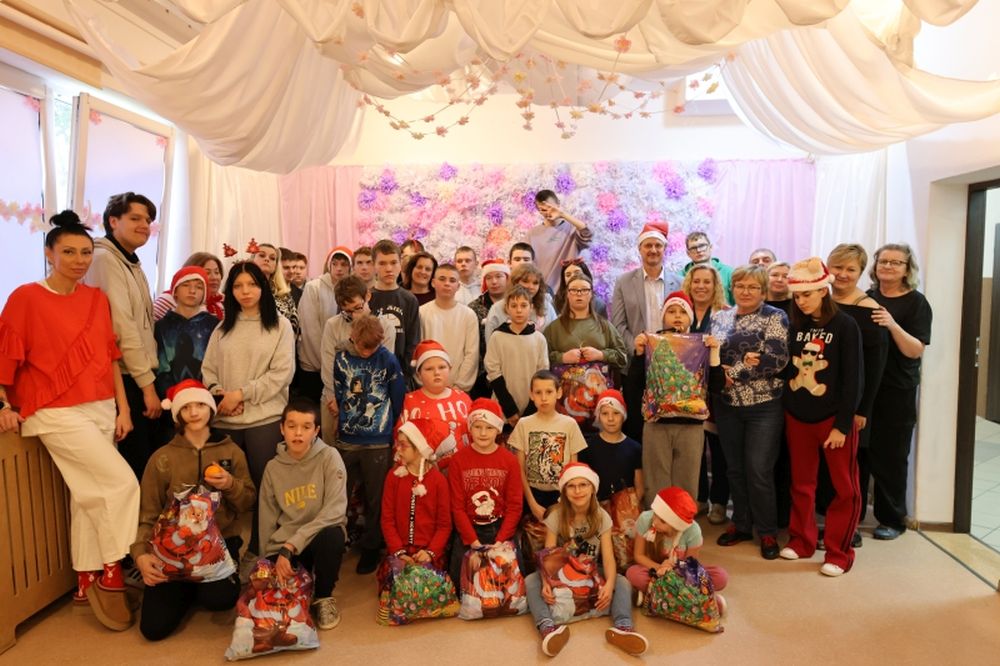 Mikołajkowa wizyta w placówkach opiekuńczych. Wicestarosta i przedstawiciele PCPR przekazali prezenty dzieciom