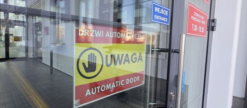 Urząd Miejski w Międzyzdrojach bardziej dostępny. Zrealizowano projekt dla osób z niepełnosprawnościami