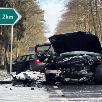 Czołowe zderzenie Mercedesa i Audi pod Kamieniem Pomorskim! Są osoby poszkodowane!