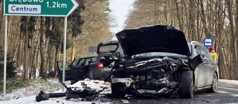 Czołowe zderzenie Mercedesa i Audi pod Kamieniem Pomorskim! Są osoby poszkodowane!