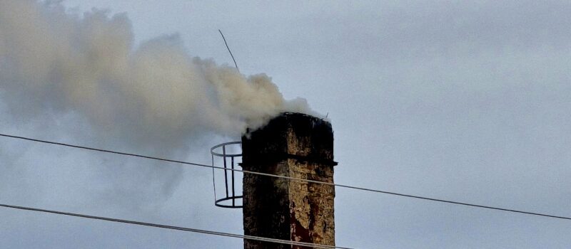 Zakaz palenia w „kopciuchach” od 2026 roku. Jak uniknąć kar sięgających 5 tys. zł?