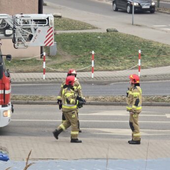 Pożar sadzy w kominie przy ul. Dziwnowskiej. Na miejscu dwa zastępy straży pożarnej