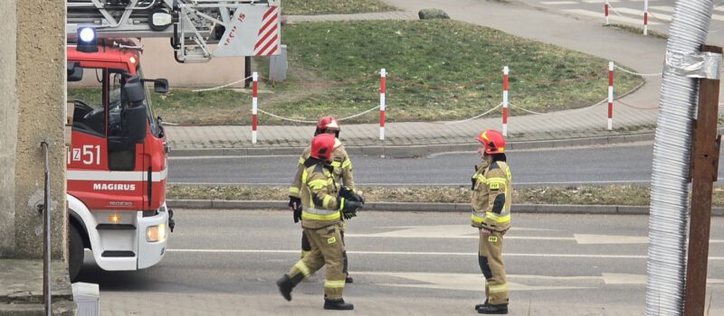 Pożar sadzy w kominie przy ul. Dziwnowskiej. Na miejscu dwa zastępy straży pożarnej Pożar sadzy w kominie przy ul. Dziwnowskiej. Na miejscu dwa zastępy straży pożarnej