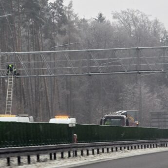 Odcinkowy pomiar prędkości w Parłówku coraz bliżej. Trwa montaż kamer na DK3
