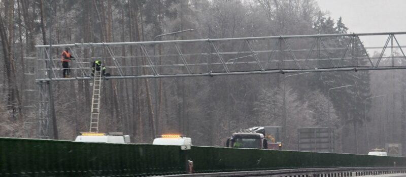 Odcinkowy pomiar prędkości w Parłówku coraz bliżej. Trwa montaż kamer na DK3