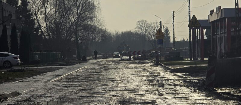 Mieszkańcy ul. Elizy Orzeszkowej apelują: „Rozumiemy utrudnienia, ale nie da się tu przejść”