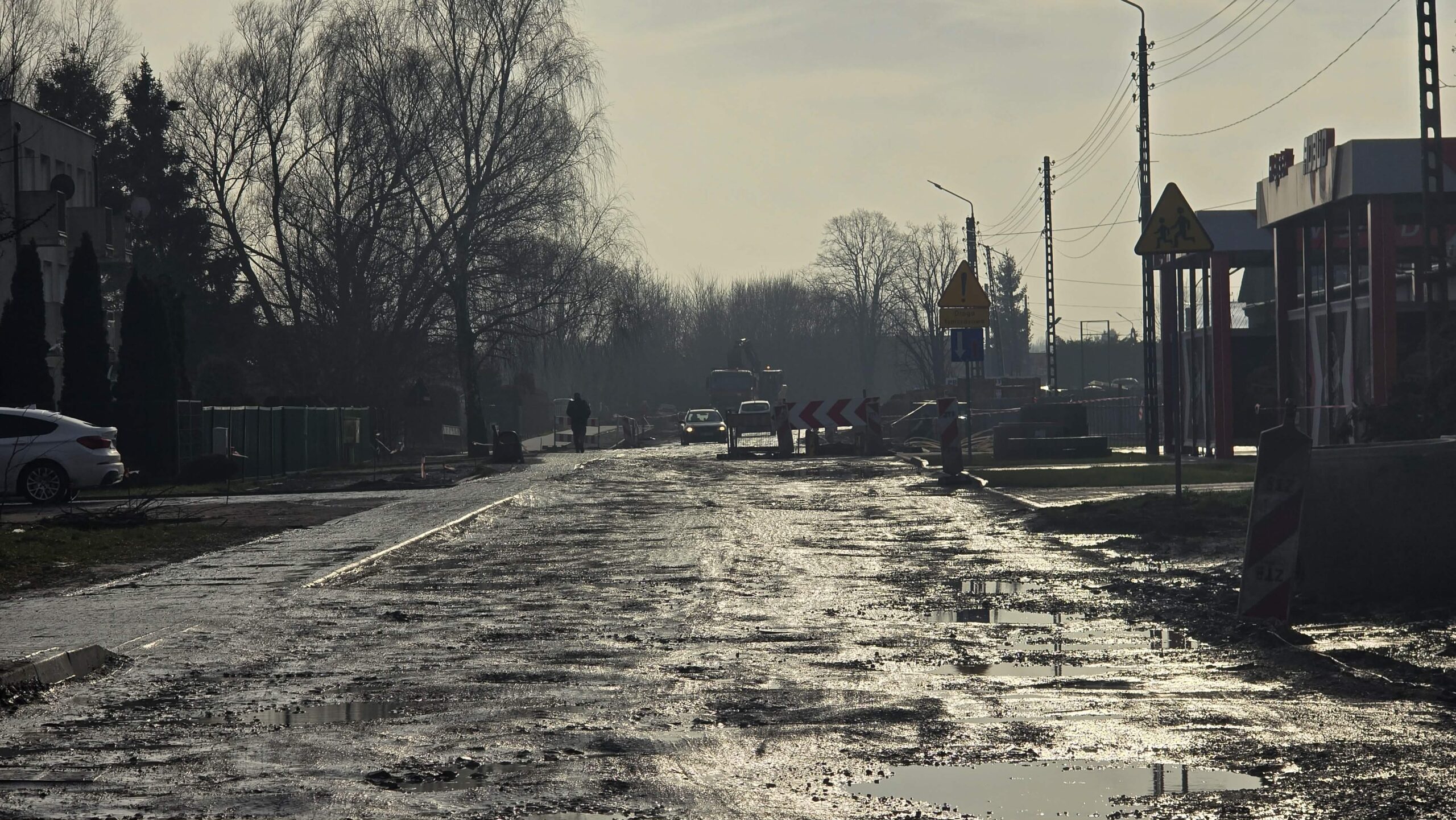 Mieszkańcy ul. Elizy Orzeszkowej apelują: „Rozumiemy utrudnienia, ale nie da się tu przejść”