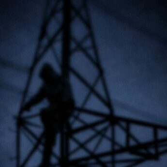 Wszedł na słup energetyczny „żeby lepiej widzieć fajerwerki”. Mężczyzna był pijany