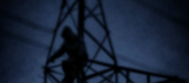 Wszedł na słup energetyczny „żeby lepiej widzieć fajerwerki”. Mężczyzna był pijany