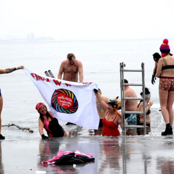 Moorsowanie dla WOŚP w Wolinie. Do lodowatej wody weszli mieszkańcy, Prezes i Przewodniczący Rady