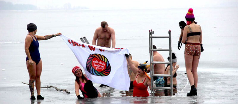 Moorsowanie dla WOŚP w Wolinie. Do lodowatej wody weszli mieszkańcy, Prezes i Przewodniczący Rady Moorsowanie dla WOŚP w Wolinie. Do lodowatej wody weszli mieszkańcy, Prezes i Przewodniczący Rady