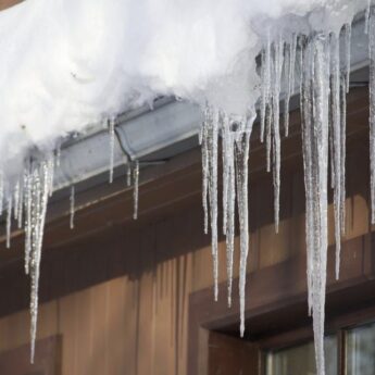 RCB przypomina o obowiązku odśnieżania dachów oraz usuwania sopli lodowych i nawisów śnieżnych