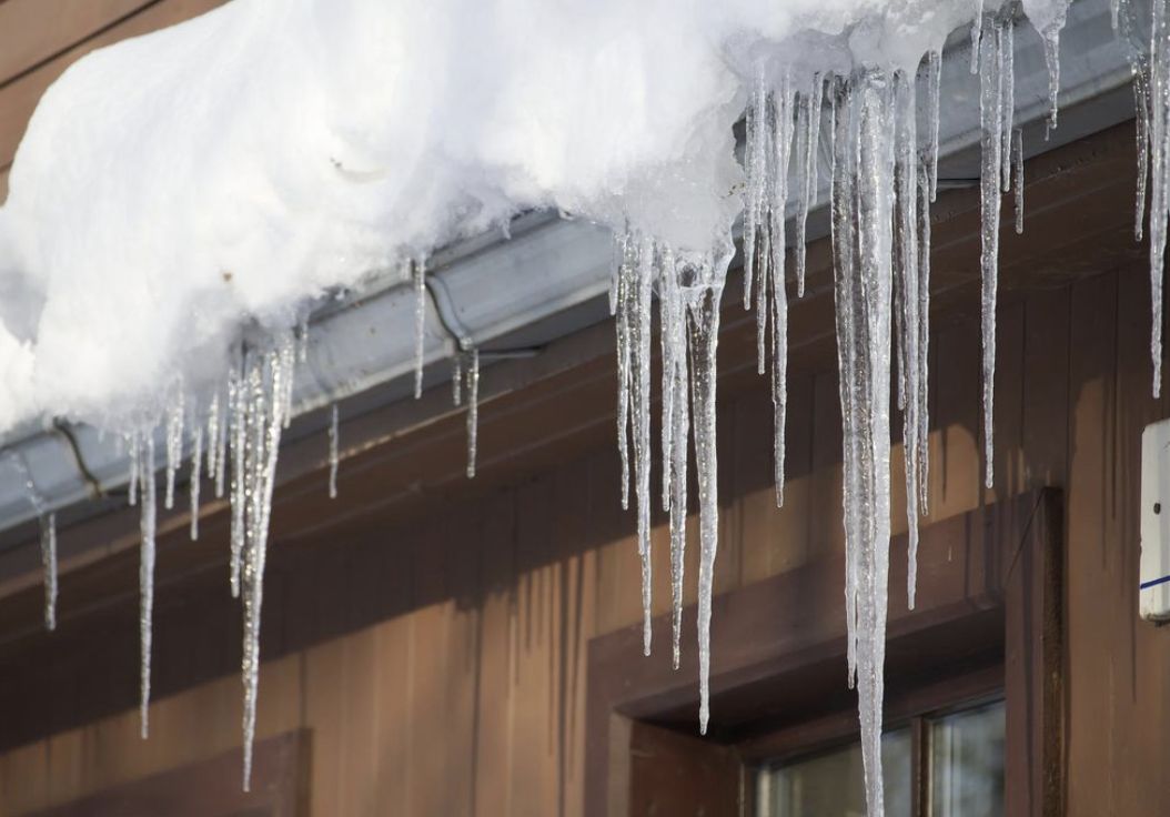 RCB przypomina o obowiązku odśnieżania dachów oraz usuwania sopli lodowych i nawisów śnieżnych